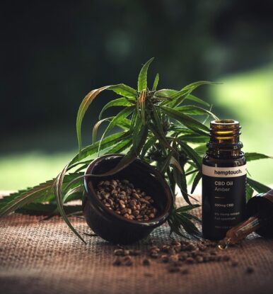 Why Herbal Extracts Are Replacing Synthetic Additives in Modern Skincare